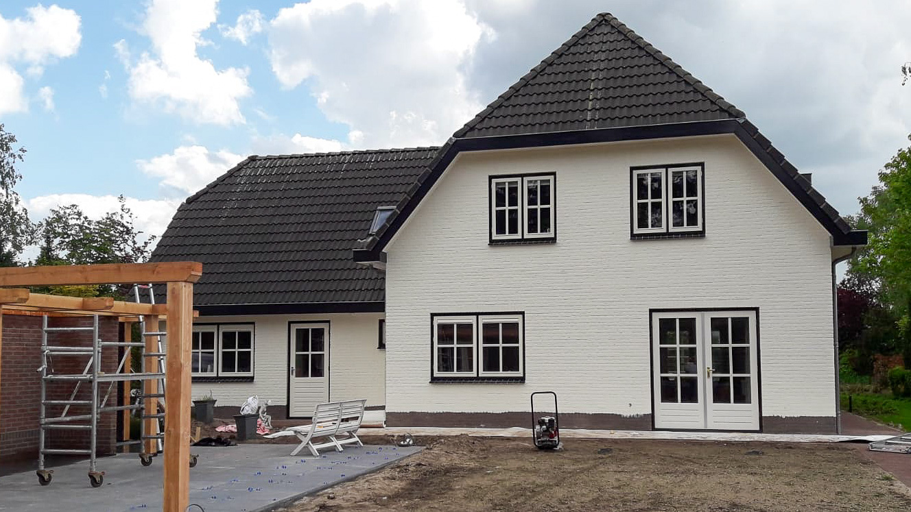 Boerderijwoning geheel wit geverfd.  