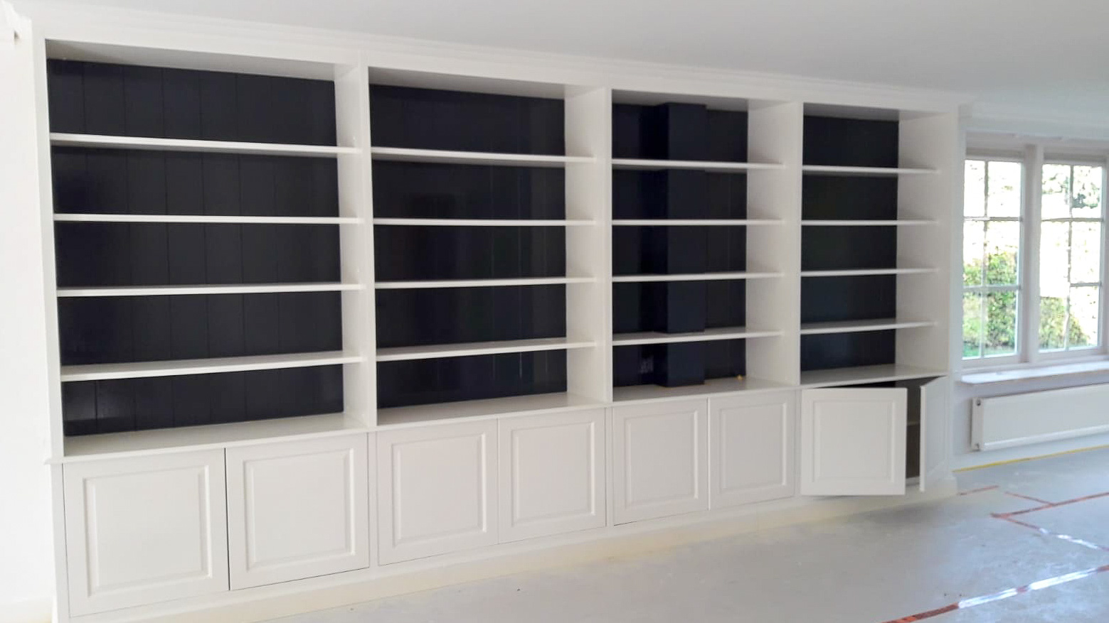 Kastenwand is wit gespoten in hoogglans