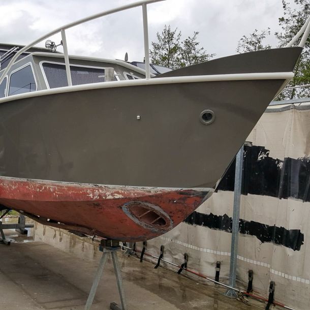 Plezier motorboot wordt voorzien van een nieuwe verflaag 