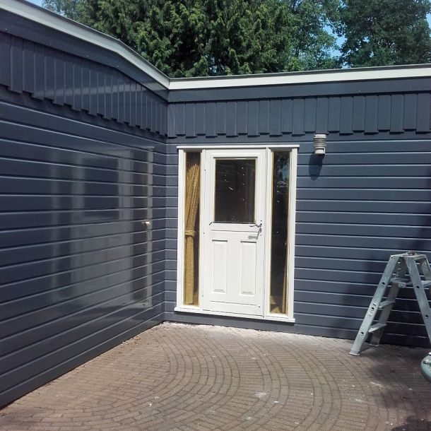 Chalet in hoogland antraciet grijs geschilderd 
