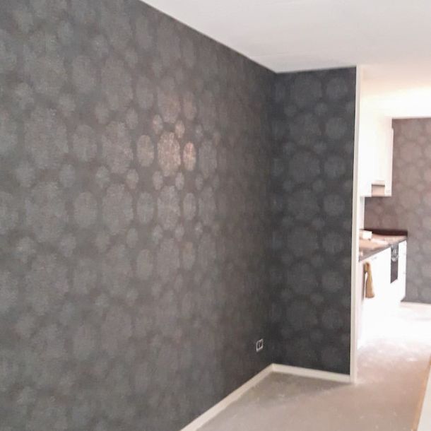 Modern behang in nieuwbouw woning