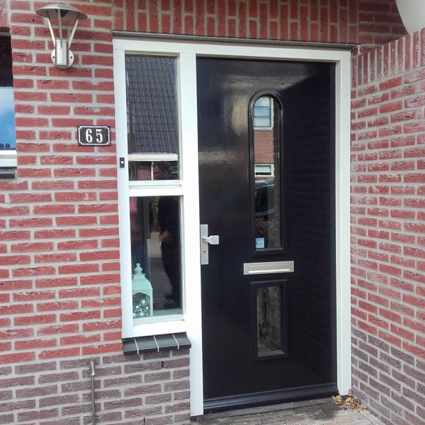 Donkere voordeur met lichte kozijnen